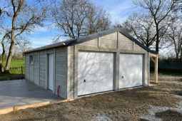 Double garage en béton aspect bois avec bûcher